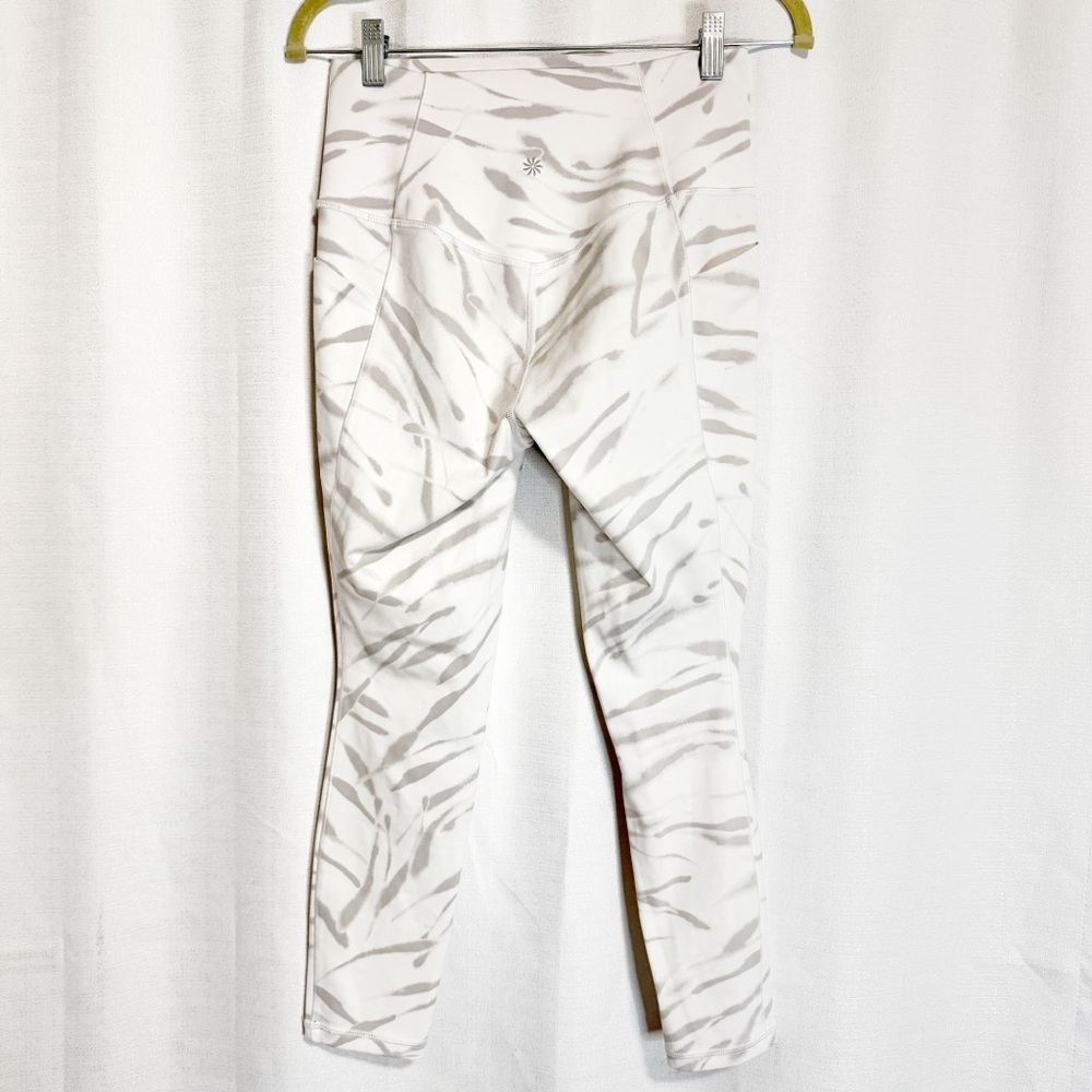 Athleta White and Gray Tiger Print Salutation Stash Pocket II 7/8 Legging Size S - Picture 8 of 9